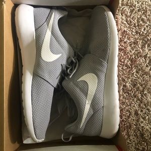 Brand New Nike Size 11 Grey Roshe One